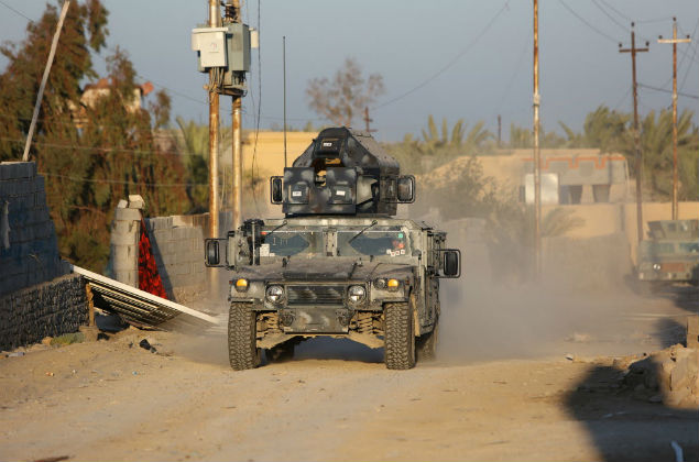 Carro de combate iraquiano avana na cidade de Husayba, a 7 km de Ramadi