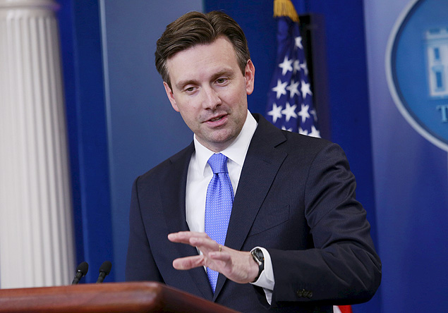 White House Press Secretary Josh Earnest speaks during a briefing at the White House in Washington December 2, 2015. REUTERS/Yuri Gripas ORG XMIT: WAS801