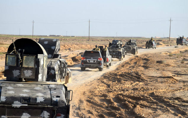 Veculos militares iraquianos em estrada perto da cidade de Ramadi
