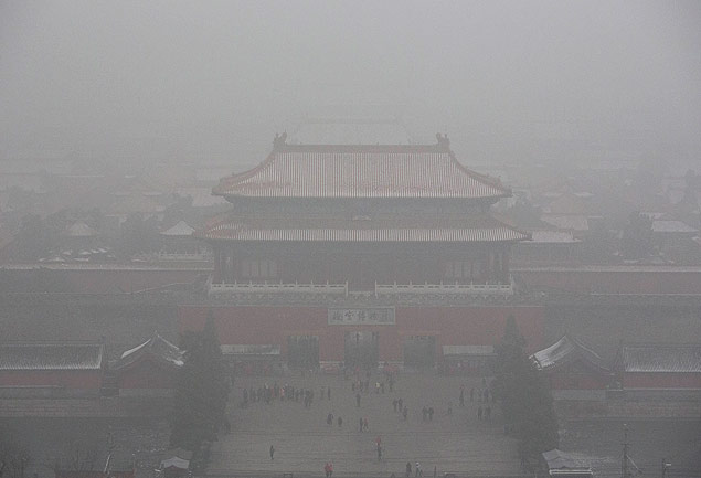 BEIJING, CHINA - DECEMBER 02: In this composite of two separate images, the Forbidden City is seen in heavy pollution, top, on December 1 and 24 hours later under a clear sky on December 2, 2015 in Beijing, China. Until a strong north wind arrived late Tuesday, China's capital and many cities in the northern part of the country recorded the worst smog of the year on November 30 and December 1, 2015 with air quality devices in some areas unable to read such high levels of pollutants. Levels of PM 2.5, considered the most hazardous, crossed 600 units in Beijing, nearly 25 times the acceptable standard set by the World Health Organization. The governments of more than 190 countries are meeting in Paris this week to set targets on reducing carbon emissions in an attempt to forge a new global agreement on climate change.(Photo by Kevin Frayer/Getty Images) ORG XMIT: 592748053 ***DIREITOS RESERVADOS. NO PUBLICAR SEM AUTORIZAO DO DETENTOR DOS DIREITOS AUTORAIS E DE IMAGEM***
