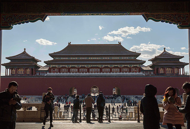 BEIJING, CHINA - DECEMBER 02: In this composite of two separate images, the Forbidden City is seen in heavy pollution, top, on December 1 and 24 hours later under a clear sky on December 2, 2015 in Beijing, China. Until a strong north wind arrived late Tuesday, China's capital and many cities in the northern part of the country recorded the worst smog of the year on November 30 and December 1, 2015 with air quality devices in some areas unable to read such high levels of pollutants. Levels of PM 2.5, considered the most hazardous, crossed 600 units in Beijing, nearly 25 times the acceptable standard set by the World Health Organization. The governments of more than 190 countries are meeting in Paris this week to set targets on reducing carbon emissions in an attempt to forge a new global agreement on climate change.(Photo by Kevin Frayer/Getty Images) ORG XMIT: 592748053 ***DIREITOS RESERVADOS. NO PUBLICAR SEM AUTORIZAO DO DETENTOR DOS DIREITOS AUTORAIS E DE IMAGEM***