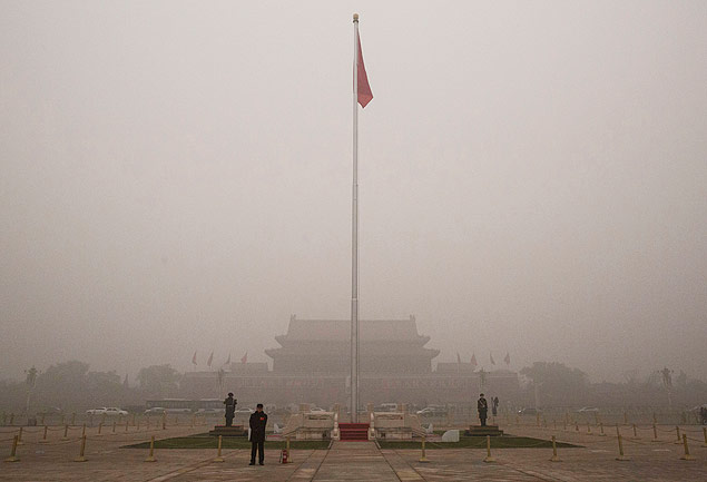 BEIJING, CHINA - DECEMBER 02: In this composite of two separate images, Tiananmen Square is seen in heavy pollution, top, on December 1 and 24 hours later under a clear sky on December 2, 2015 in Beijing, China. Until a strong north wind arrived late Tuesday, China's capital and many cities in the northern part of the country recorded the worst smog of the year on November 30 and December 1, 2015 with air quality devices in some areas unable to read such high levels of pollutants. Levels of PM 2.5, considered the most hazardous, crossed 600 units in Beijing, nearly 25 times the acceptable standard set by the World Health Organization. The governments of more than 190 countries are meeting in Paris this week to set targets on reducing carbon emissions in an attempt to forge a new global agreement on climate change.(Photo by Kevin Frayer/Getty Images) ORG XMIT: 592748053 ***DIREITOS RESERVADOS. NO PUBLICAR SEM AUTORIZAO DO DETENTOR DOS DIREITOS AUTORAIS E DE IMAGEM***