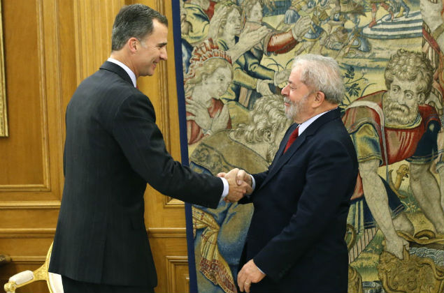 El Rey Felipe VI saluda al al expresidente de Brasil Luiz Incio Lula da Silva (d), a quien ha recibido hoy en audiencia en el Palacio de la Zarzuela, en Madrid. EFE/Zipi ORG XMIT: GRA263