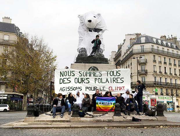 Manifestantes com faixa: "Somos todos ursos polares, vamos agir pelo clima", em Paris