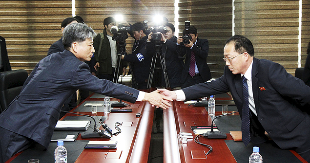 South Korean Vice Unification Minister Hwang Boogi (L) shakes hands with his North Korean counterpart Jon Jong Su during their meeting at the Kaesong Industrial Complex in Kaesong, North Korea, December 11, 2015. REUTERS/Korea Pool/Yonhap ATTENTION EDITORS - THIS PICTURE WAS PROVIDED BY A THIRD PARTY. REUTERS IS UNABLE TO INDEPENDENTLY VERIFY THE AUTHENTICITY, CONTENT, LOCATION OR DATE OF THIS IMAGE. EDITORIAL USE ONLY. NOT FOR SALE FOR MARKETING OR ADVERTISING CAMPAIGNS. NO RESALES. NO ARCHIVE. THIS PICTURE IS DISTRIBUTED EXACTLY AS RECEIVED BY REUTERS, AS A SERVICE TO CLIENTS. SOUTH KOREA OUT. NO COMMERCIAL OR EDITORIAL SALES IN SOUTH KOREA. ORG XMIT: SEO301