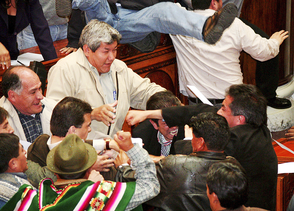 ORG XMIT: 103501_1.tif Deputados bolivianos brigam durante sesso na Cmara em La Paz, na Bolvia. Depois de trocar socos e murros com oposicionistas, os deputados do partido do presidente boliviano, Evo Morales, votaram a favor da abertura de um processo contra quatro magistrados do Tribunal Constitucional (TC), a corte mais importante do pas. Bolivian opposition congressmen (at left) fight with colleagues from the government coalition to try and block the legislature's inquest into four members of the Consitutional Tribunal that are accused of betrayal by President Evo Morales in a congress session in La Paz, August 22, 2007.REUTERS/Stringer (BOLIVIA) 