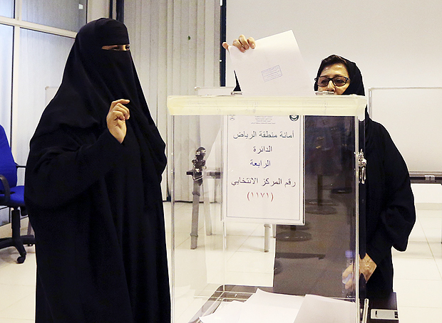Mulher vota pela primeira vez em eleies locais na Arbia Saudita; pleito ocorreu no sbado (12)