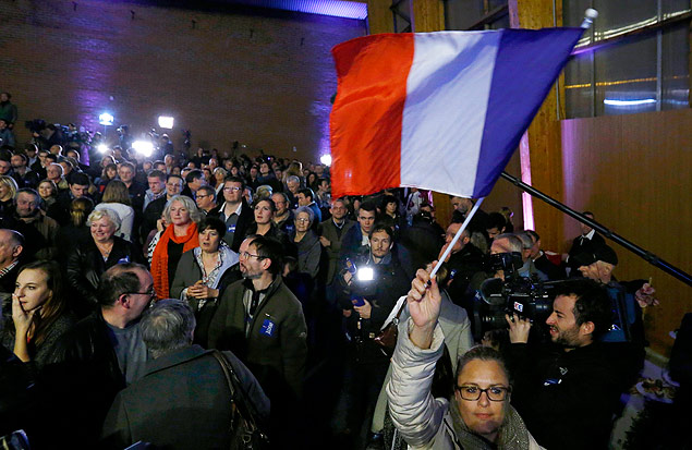 Supporters of French National Front political party leader and candidate Marine Le Pen react after results in the Nord-Pas-de-Calais-Picardie region for the second-round regional elections in Henin-Beaumont, France, December 13, 2015. REUTERS/Yves Herman ORG XMIT: SAA82