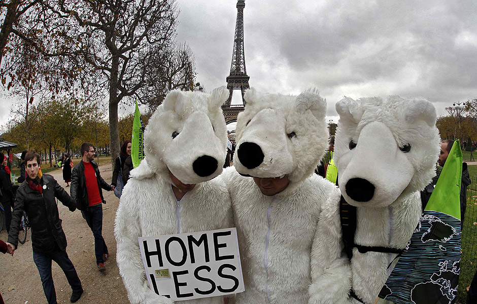 Ativistas fazem protesto em frente  torre Eiffel, em Paris, durante a COP21, conferncia do clima da ONU; pases acordaram em limitar aumento da temperatura a 'bem menos' de 2C