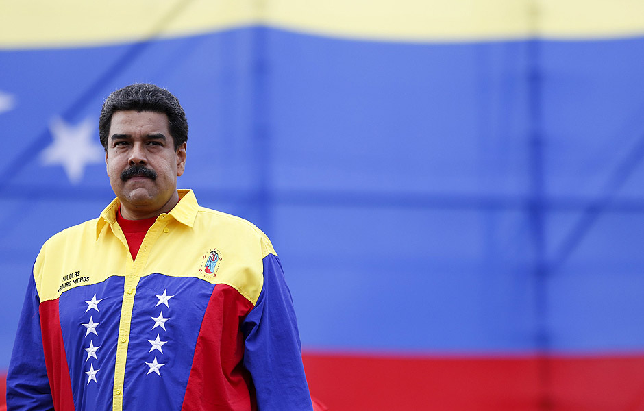 O presidente venezuelano, Nicols Maduro, durante comcio eleitoral antes do pleito do dia 6, em que os chavistas perderam a maioria da Assembleia Geral para a oposio