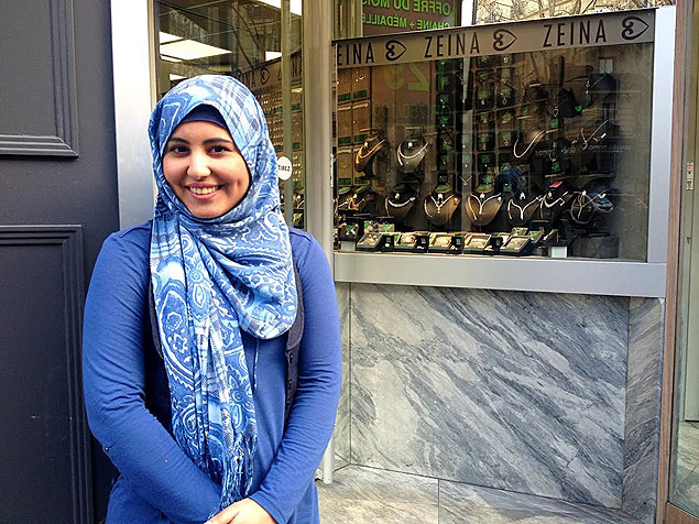 A estudante Marwa Daabak, 20, muulmana de origem tunisiana, que teve o leno puxado, no metr de Paris (Frana). Marwa foi abordada por pessoas por usar seu vu 