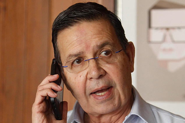 TG4002. TEGUCIGALPA (HONDURAS), 03/12/15.- El expresidente de Honduras Rafael Callejas habla por telfono al concluir una conferencia de prensa hoy, jueves 3 de diciembre de 2015, en Tegucigalpa, tras conocer que Estados Unidos lo acusa por corrupcin en la FIFA. Callejas dijo hoy que est "muy preocupado" por la acusacin en su contra en el escndalo por corrupcin en el Federacin Internacional de Ftbol Asociado (FIFA) y la peticin de extradicin por parte de Estados Unidos. EFE/Gustavo Amador ORG XMIT: TG4002