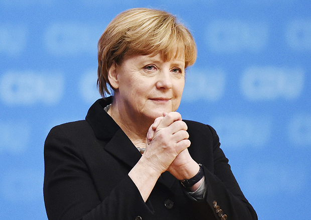 A chanceler alemã, Angela Merkel, participa de convenção do partido CDU em Karlsruhe na segunda