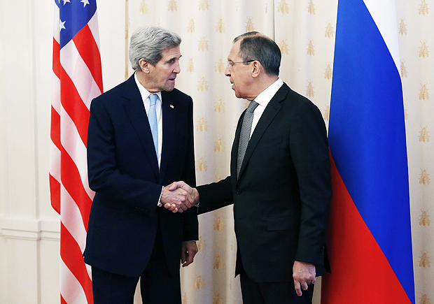 KOC04 MOSC (RUSIA) 15/12/2015.- El ministro de Asuntos Exteriores de Rusia, Sergui Lavrov (dcha), recibe al secretario de Estado norteamericano, John Kerry, durante un encuentro en Mosc (Rusia) hoy, 15 de diciembre de 2015. Ambos lderes iniciaron hoy consultas en Mosc para intentar acercar posturas sobre la lucha contra el Estado Islmico (EI) y la transicin en Siria. EFE/Yuri Kochetkov ORG XMIT: KOC04