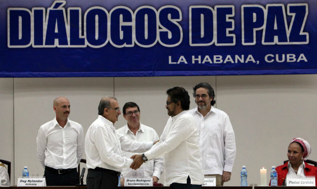 Humberto de la Calle, do governo colombiano (esq.), e 'Ivn Mrquez', das Farc, se cumprimentam em Cuba