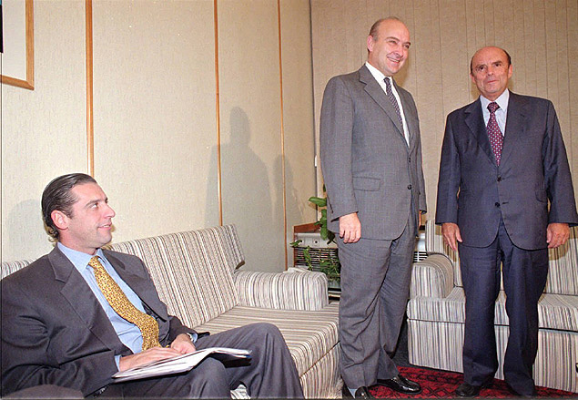 Magarios (sentado) em 1996, com os ento ministros Domingo Cavallo (centro) e Francisco Dornelles 