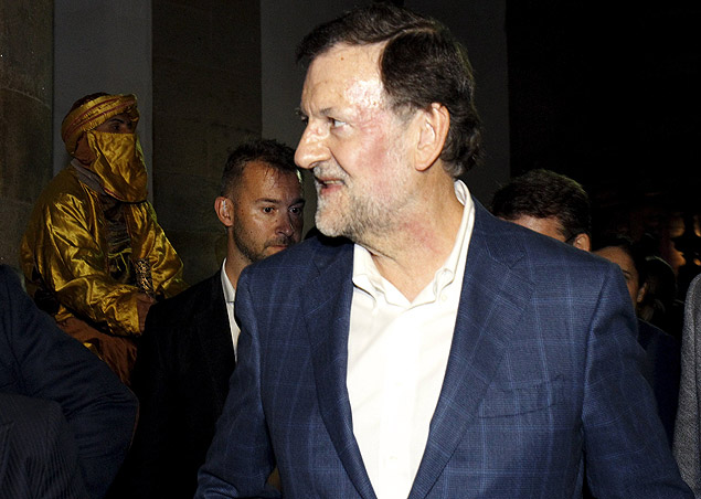 Marca vermelha  vista no rosto de premi espanhol, Mariano Rajoy, aps agresso
