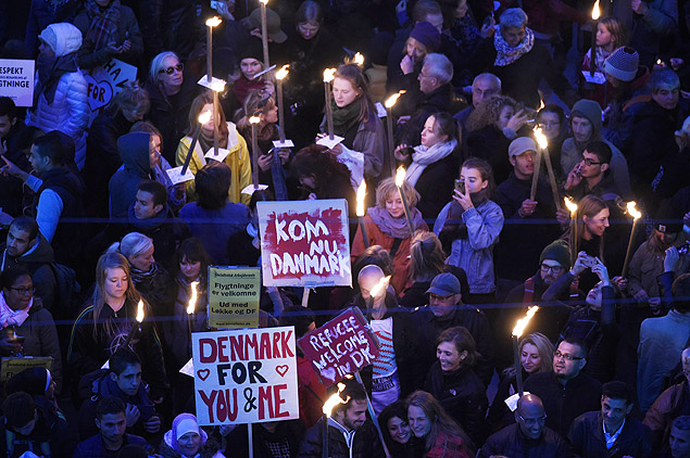 People demonstrate in front of the Danish parliament in Copenhagen, Denmark on October 6, 2015. Tens of thousands of people demonstrated across Denmark, where the government this year tightened rules for asylum seekers, to show their support for "the proper treatment of refugees. AFP PHOTO / SCANPIX DENMARK / SOEREN BIDSTRUP +++DENAMRK OUT ORG XMIT: cop003