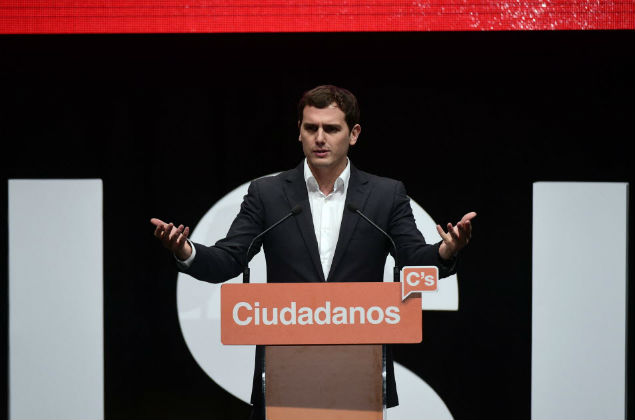  Ciudadanos leader and candidate for the upcoming December 20 general election, Albert Rivera speaks during a meeting held on the last day of the official electoral campaign, in Madrid on December 18, 2015. All four candidates are set to close their campaigns in Madrid and the eastern city of Valencia today before an obligatory "day of reflection" ahead of December 20's vote. AFP PHOTO / PIERRE-PHILIPPE MARCOU ORG XMIT: RR2069