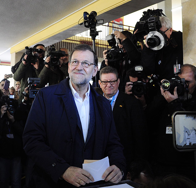 (151220) -- MADRID, Dec. 20, 2015 (Xinhua) -- Spanish Prime Minister and leader of Popular Party Mariano Rajoy casts his vote at a polling station in Madrid, capital of Spain, on Dec. 20, 2015. The general elections of Spain kicked off on Sunday. (Xinhua/Eduardo)