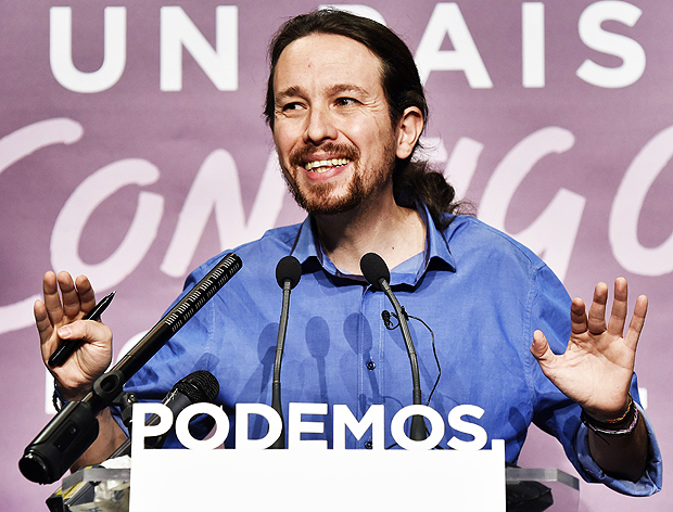 Left wing party Podemos leader and candidate of last December 20 general election, Pablo Iglesias gestures as he speaks during a press conference about the results of Spain's general elections in Madrid on December 21, 2015. Spaniards voted on December 20, 2015 in what is expected to be one of the most closely-fought contests in the country's modern history as two dynamic new parties take on long-established political giants. AFP PHOTO/ GERARD JULIEN ORG XMIT: GJ4733