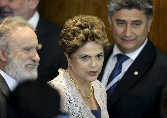Brazil's President Dilma Rousseff (C) shares a moment with other attendees after a sesssion at the Summit of Heads of State of MERCOSUR and Associated States and 49th Meeting of the Common Market Council in Luque, Paraguay, December 21, 2015. REUTERS/Jorge Adorno ORG XMIT: CDG39