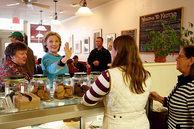 Hillary Clinton cumprimenta funcionrios de um caf durante parada de campanha em New Hampshire 