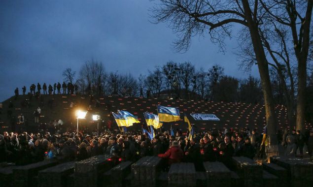 Ukrainians hold candles, flowers and their national flag during a memorial ceremony near a monument to the victims of the Great Famine in Kiev, Ukraine, 28 November 2015. Ukrainians light candles to mark a day of memory for the victims of the Holodomor in 1932-1933. The Holodomor was a man-made famine provoked by Soviet dictator Josef Stalin. The result was the death to more than five million Ukrainians. (Ucrania) EFE/EPA/ROMAN PILIPEY ORG XMIT: RPI15
