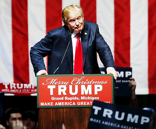 O pr-candidato republicano  Presidncia dos EUA Donald Trump participa de comcio em Michigan 