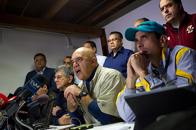 CAR102- CARACAS (VENEZUELA), 22/12/2015.- El secretario general de la alianza opositora venezolana Mesa de la Unidad Democrtica (MUD), Jess Torrealba (c), habla junto al diputado electo Henry Ramos Allup (i) y el gobernador del estado Miranda, Henrique Capriles (d), y otros miembros de la MUD, en una conferencia de prensa hoy, martes 22 de diciembre de 2015, en Caracas. La MUD denunci hoy que est en marcha un supuesto 