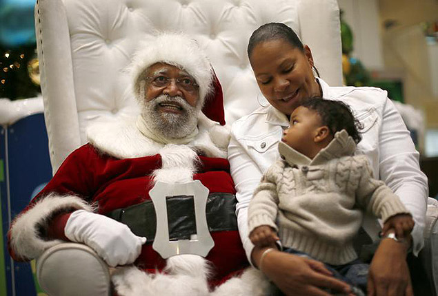Papai Noel Negro posa para foto em shopping em Los Angeles, Califrnia
