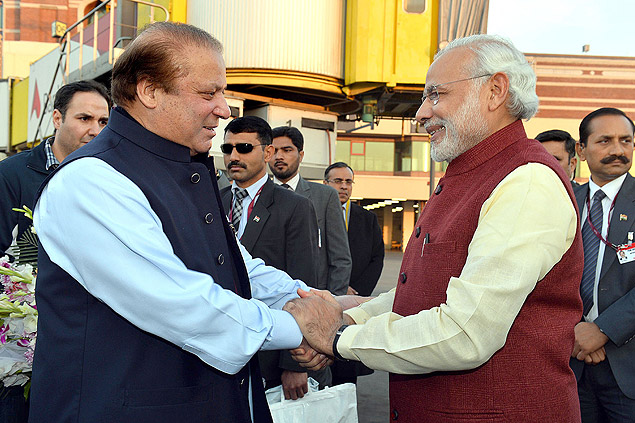 O premi indiano, Narendra Modi ( dir.), cumprimenta o colega paquistans Nawaz Sharif em Lahore
