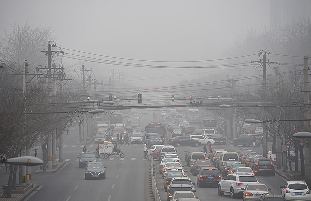 Trnsito e poluio em em Pequim no dia aps o Natal