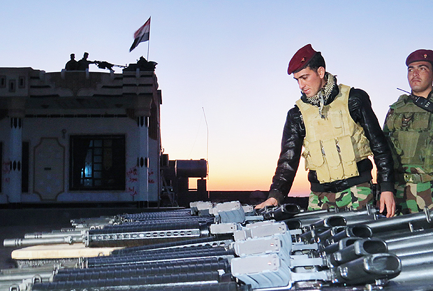 Soldados iraquianos inspecionam equipamento militar na regio de Ramadi para ofensiva contra EI