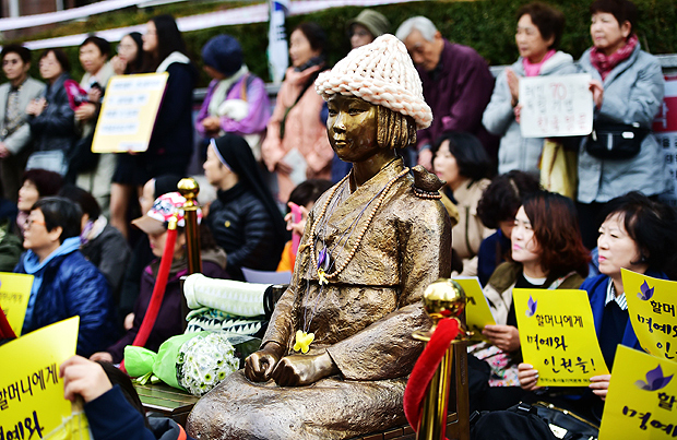 Esttua em frente  Embaixada do Japo em Seul representa vtimas de escravizao sexual 