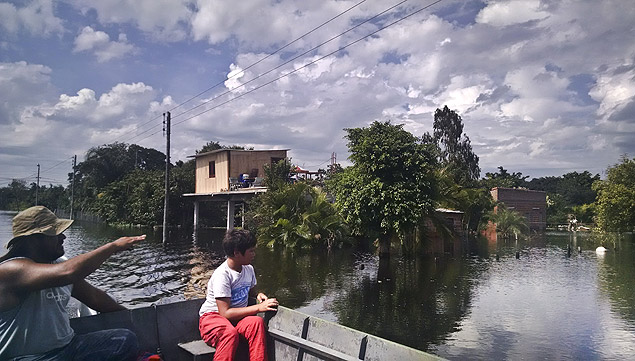 Casas parcialmente submersas em Nanawa, cidade de 6.000 habitantes prxima a Assuno 