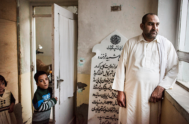 Sayed Amir, tio de Farkhunda, ao lado do minarete construdo para colocar no tmulo de sua sobrinha