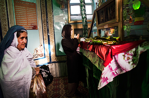 Afegos oram no templo Shah-e-Do Shamshira, em Cabul, onde Farkhunda Malikzada foi morta