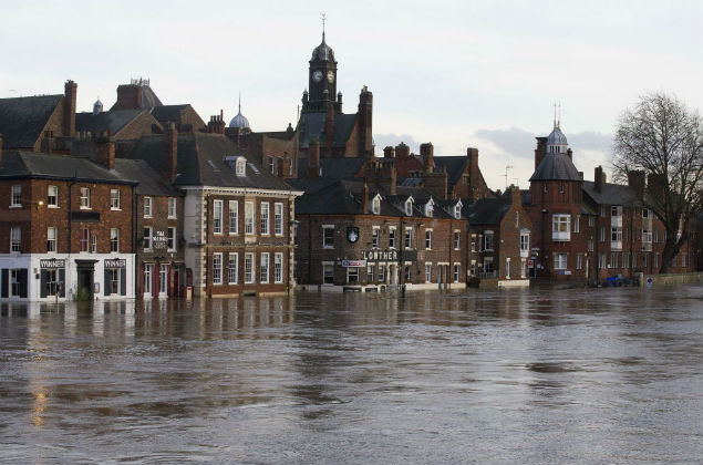  buildings overlooking the river Ouse are pictured late in the afternoon in York, northern England, on December 29, 2015. Residents in the northern city of York continued to deal with the effects of flooding and make preparations for the arrival of another winter storm that is set to bring more heavy rain. Around 500 properties were flooded in York on December 27, as two rivers, the Ouse and the Foss, burst their banks. AFP PHOTO / JUSTIN TALLIS ORG XMIT: JR1003