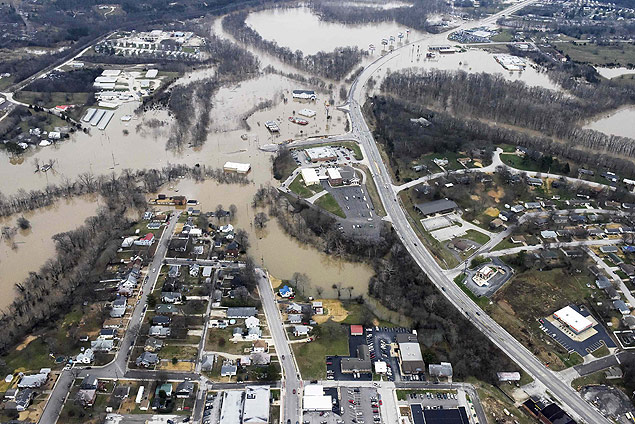 Estradas e casas so inundadas com a cheia do rio Mississipi e seus afluentes