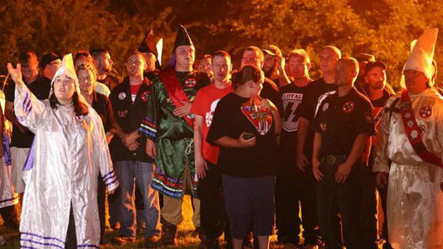 Grupo de simpatizantes da KKK se rene no Alabama, no sul dos EUA