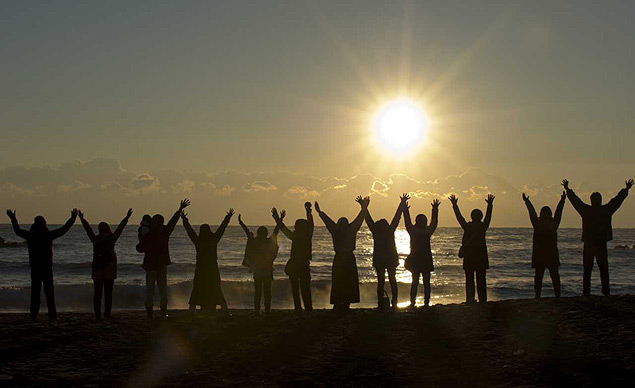 EKB01 ISUMI (JAPN) 01/01/2016.- Varios nipones alzan los brazos para recibir el primer amanecer del ao en una playa de la ciudad de Isumi, en la prefectura de Chiba (Japn) hoy, 1 de enero de 2016. Es costumbre en Japn rezar al amanecer para recibir el Ao Nuevo. La diosa japonesa del Sol, Amaterasu-Omikami, es la principal deidad de la mitologa nipona. EFE/Everett Kennedy Brown ORG XMIT: EKB01