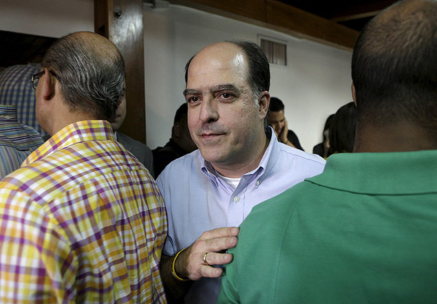 Julio Borges (centro), autor do projeto sobre lei de produo nacional, em Caracas em dezembro