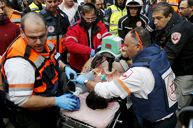 ATTENTION EDITORS - VISUAL COVERAGE OF SCENES OF INJURY OR DEATH Israeli medics evacuate a wounded person from the scene of a shooting incident in Tel Aviv, Israel January 1, 2016. One person was killed and several were wounded in a shooting incident in central Tel Aviv on Friday, Israeli media said. A police spokesman confirmed there had been several casualties but would not say if anyone was killed in the incident on Dizengoff Street. REUTERS/Nir Elias TEMPLATE OUT ORG XMIT: GGGJER01