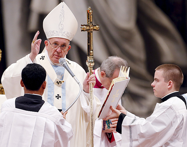 Francisco abenoa fieis ao fim da missa de Ano-Novo, no Vaticano