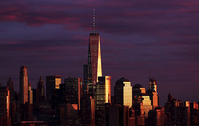 Paisagem de Manhattan ao pôr do sol, com o One World Trade Center; brasileiros investem na cidade 