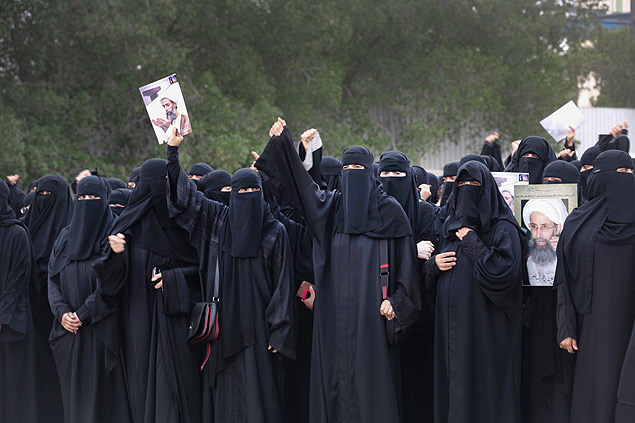 Mulheres xiitas fazem protesto contra execução do clérigo xiita dissidente Nimr Baqir al Nimr