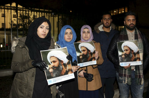 s hold placards as they demonstrate against the execution of prominent Shi'ite cleric Sheikh Nimr al-Nimr outside the Saudi Arabian Embassy in London, Britain January 2, 2016. REUTERS/Neil Hall ORG XMIT: NGH12