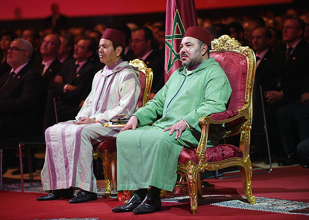 Morocco's King Mohammed VI (C-R) and his brother Prince Moulay Rachid attend a ceremony to sign conventions for projects in the region of the Western Sahara in Laayoun, the territories main city, on November 7, 2015. Morocco's King has vowed that revenues from the mineral-rich Western Sahara will continue to be invested locally, on a rare visit to the disputed territory. AFP PHOTO / FADEL SENNA ORG XMIT: FS200
