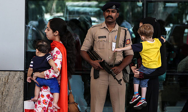 Militar refora segurana no aeroporto de Mumbai, aps ataque  base area de Punjab